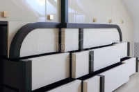 Шкаф с мебельными фасадами белый глянец в сочетании со шпонироваными элементами